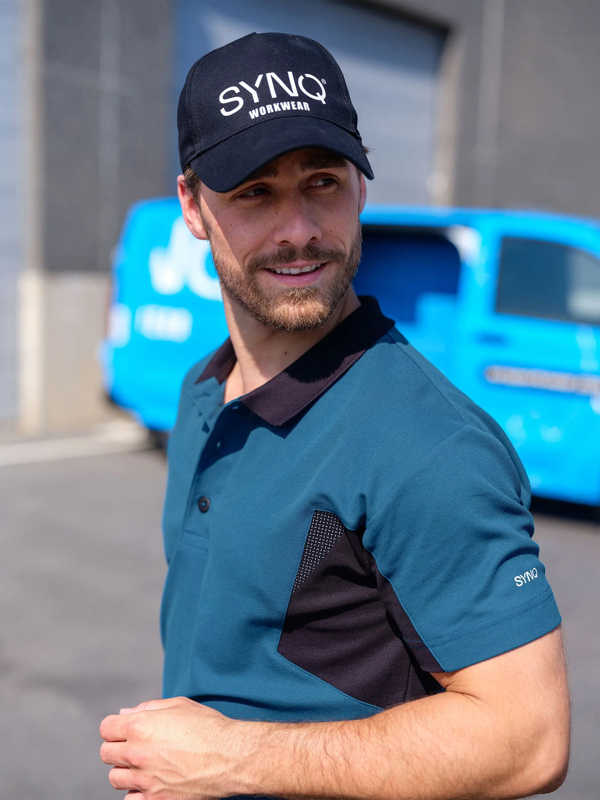 SYNQ Maurice in Black, lifestyle photo