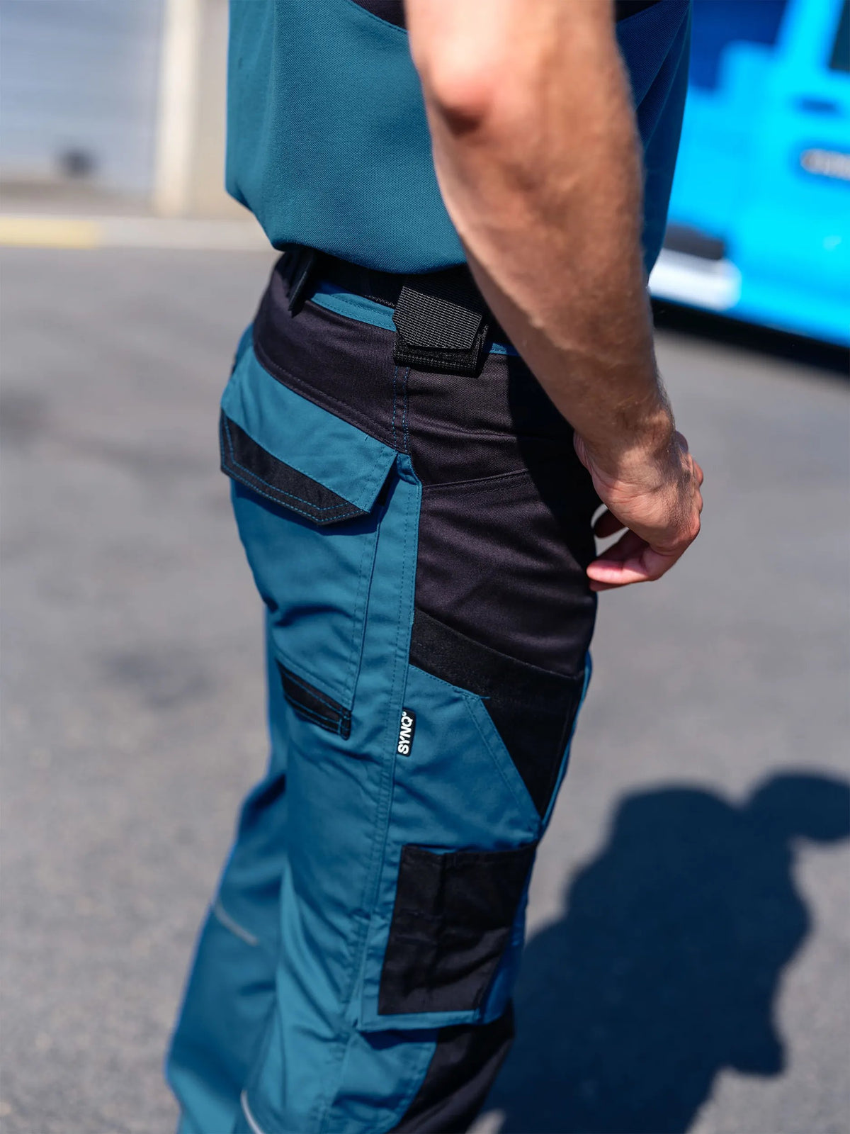 SYNQ Keeper in Petrol blue/Black, lifestyle photo