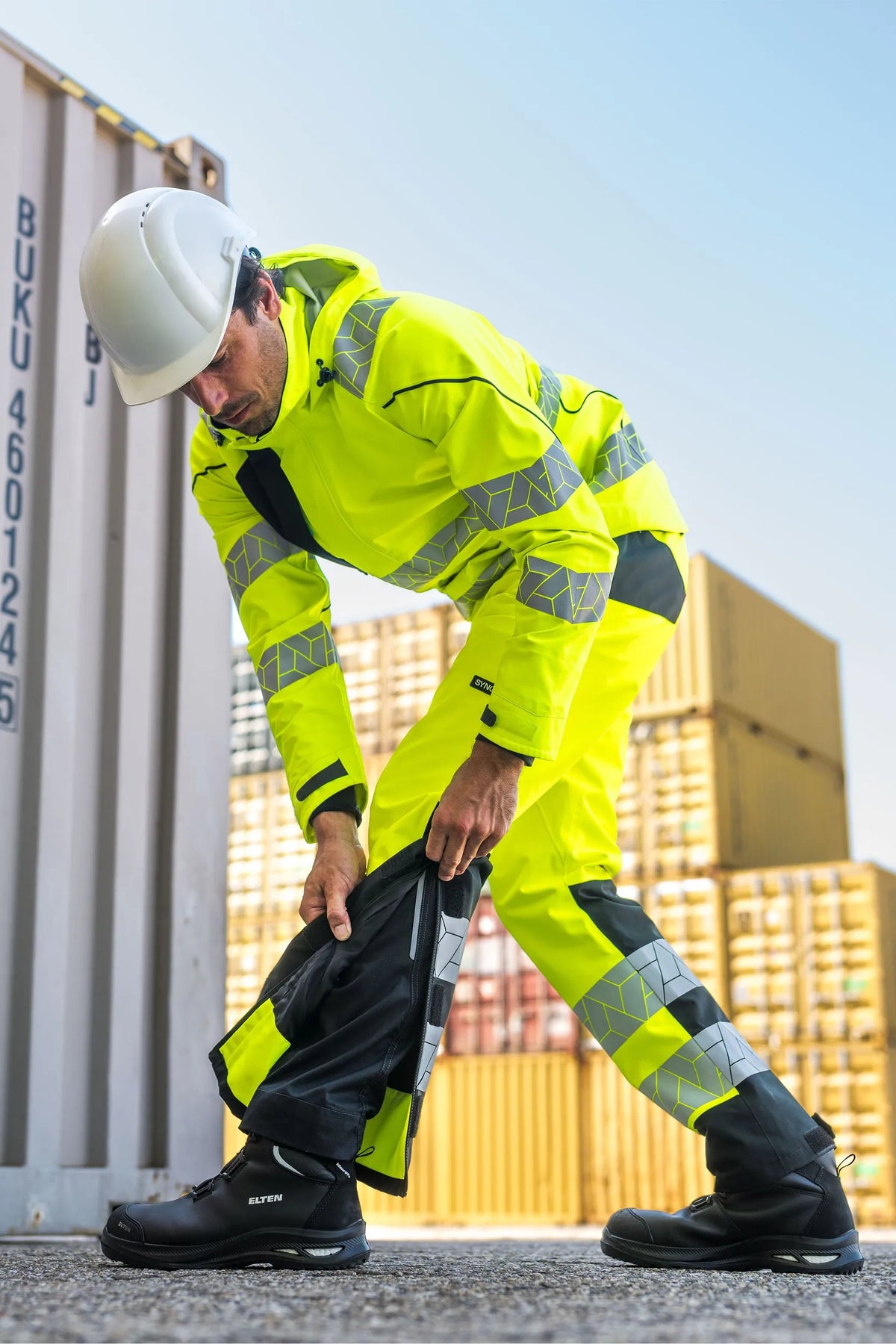SYNQ Raylight in High-vis yellow/Navy blue, lifestyle photo