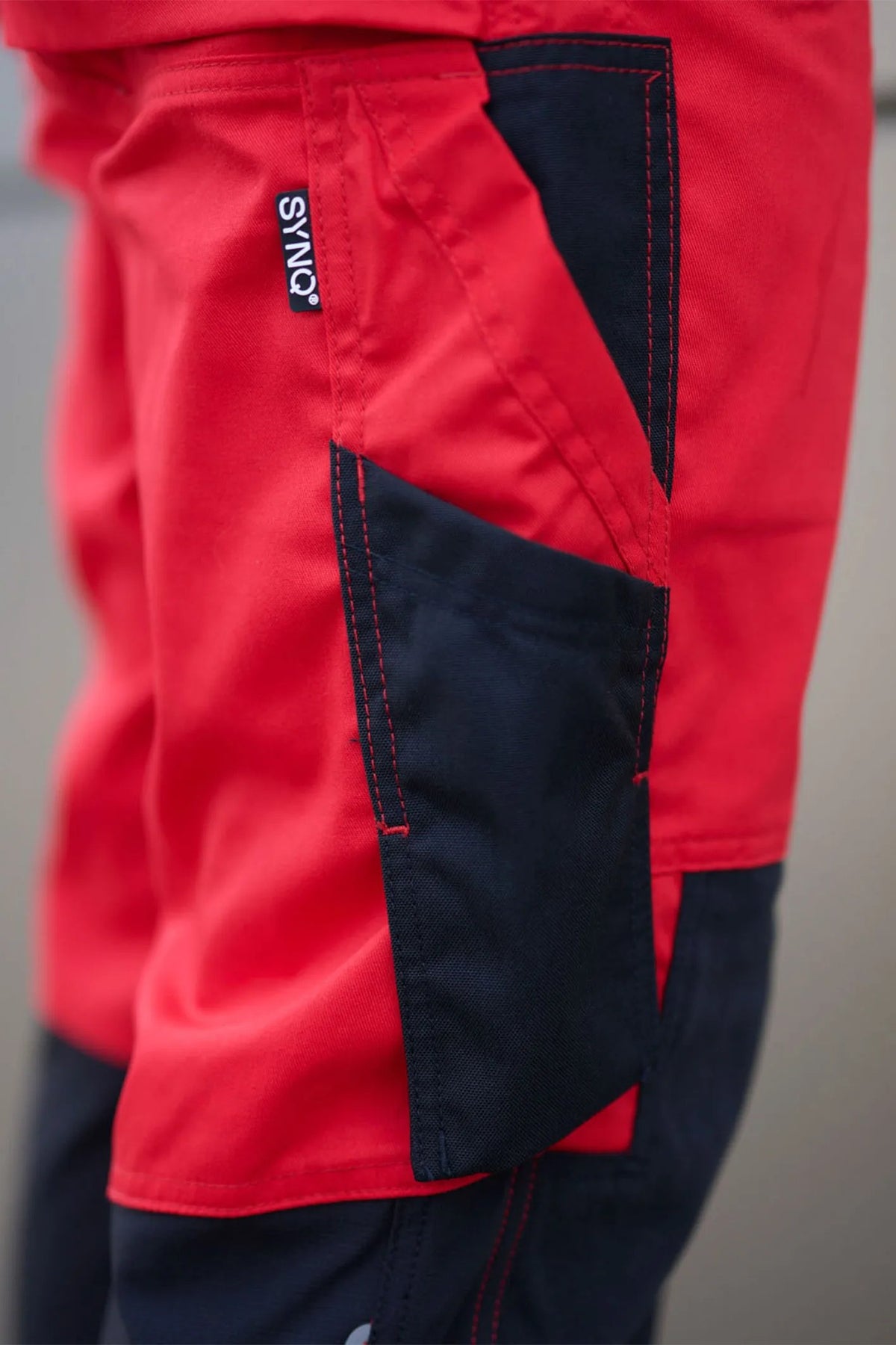SYNQ Sqoot in Red/Black, lifestyle photo