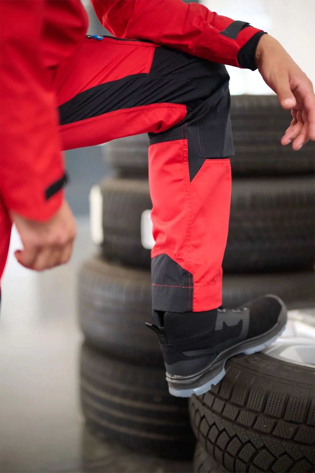 SYNQ Sqoot in Red/Black, lifestyle photo
