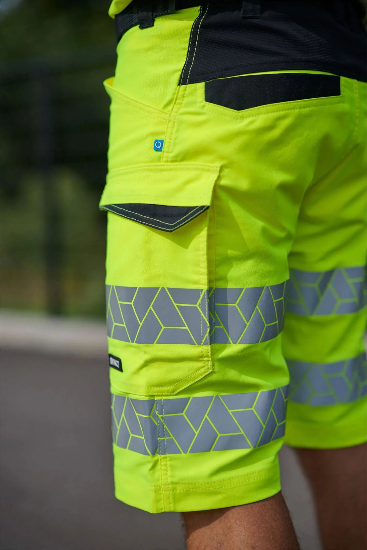 SYNQ Qandid in High-vis yellow/Black, lifestyle photo