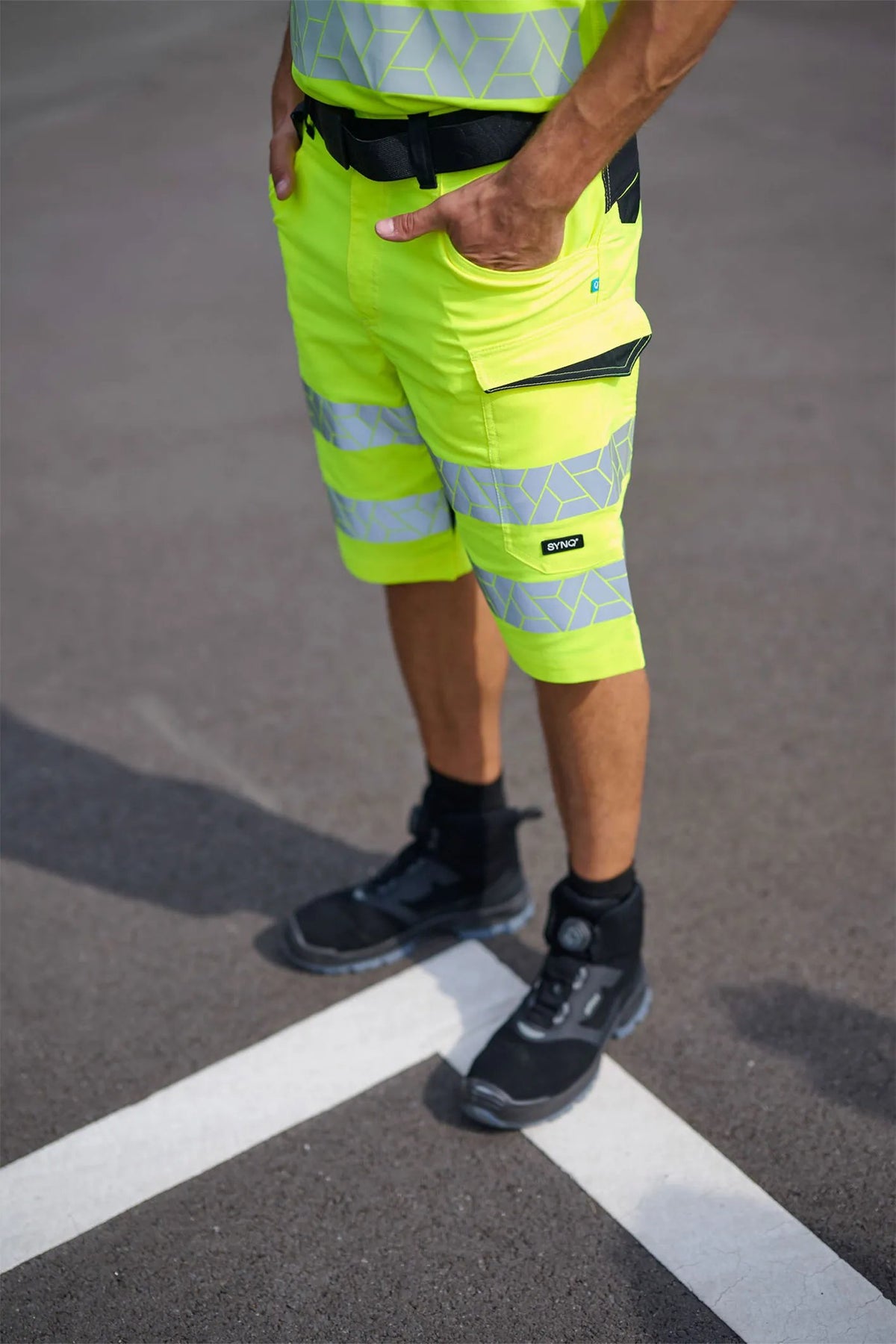 SYNQ Qandid in High-vis yellow/Black, lifestyle photo