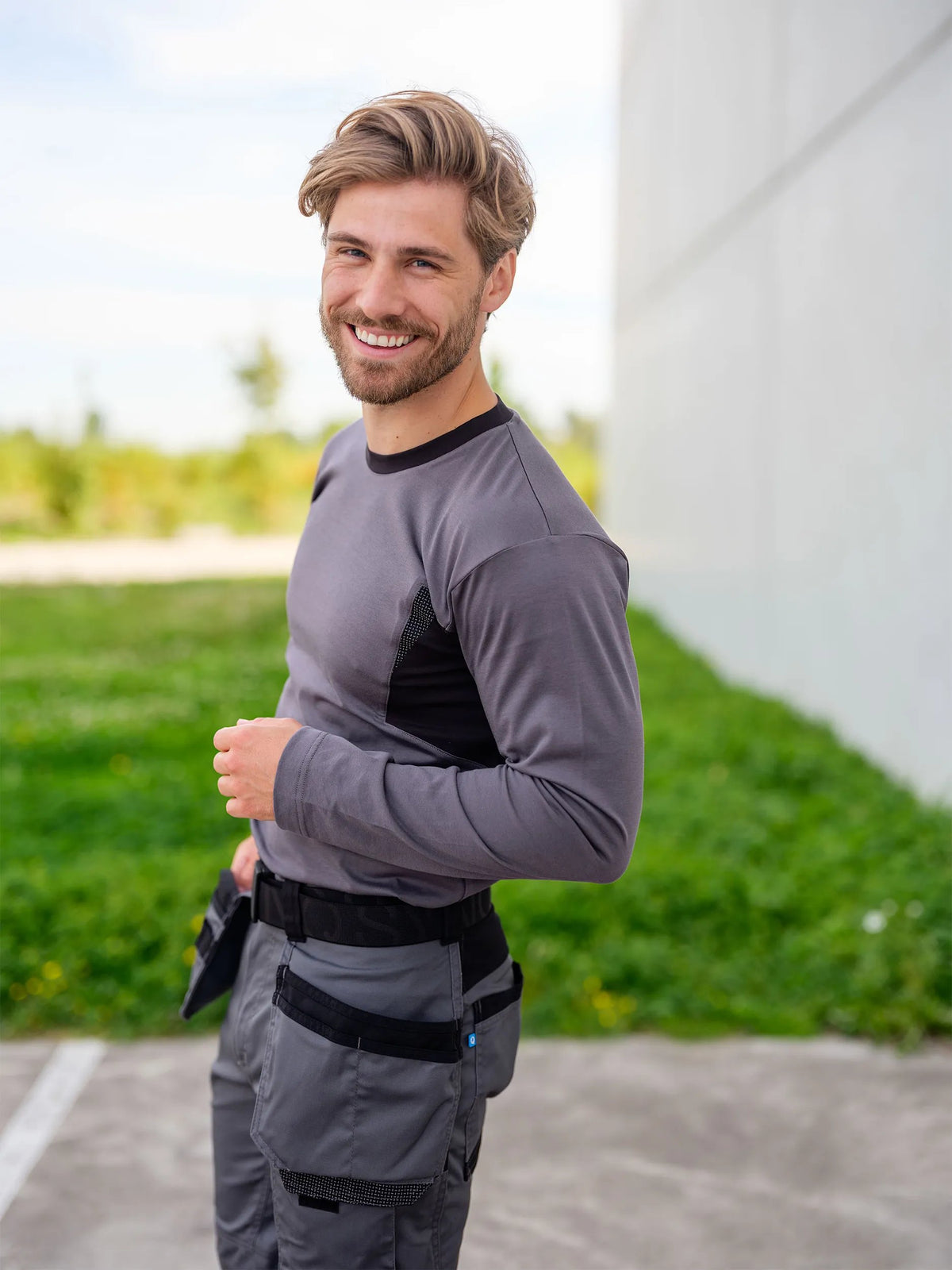 SYNQ Tackler Long in Anthracite grey/Black, lifestyle photo