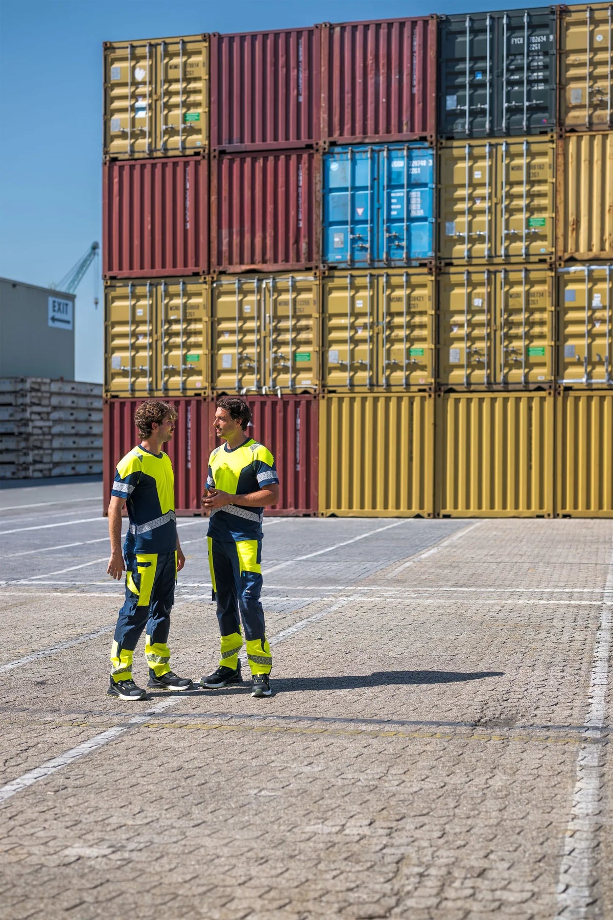 SYNQ Reesee AB in Navy blue/High-vis yellow, lifestyle photo
