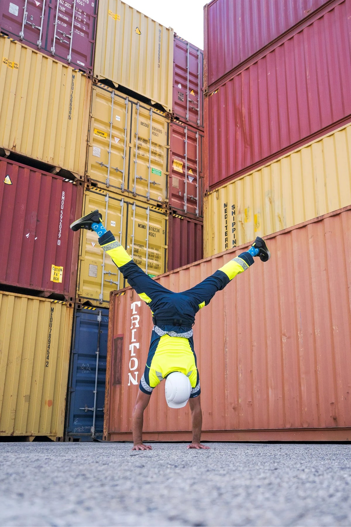SYNQ Reesee AB in Navy blue/High-vis yellow, lifestyle photo