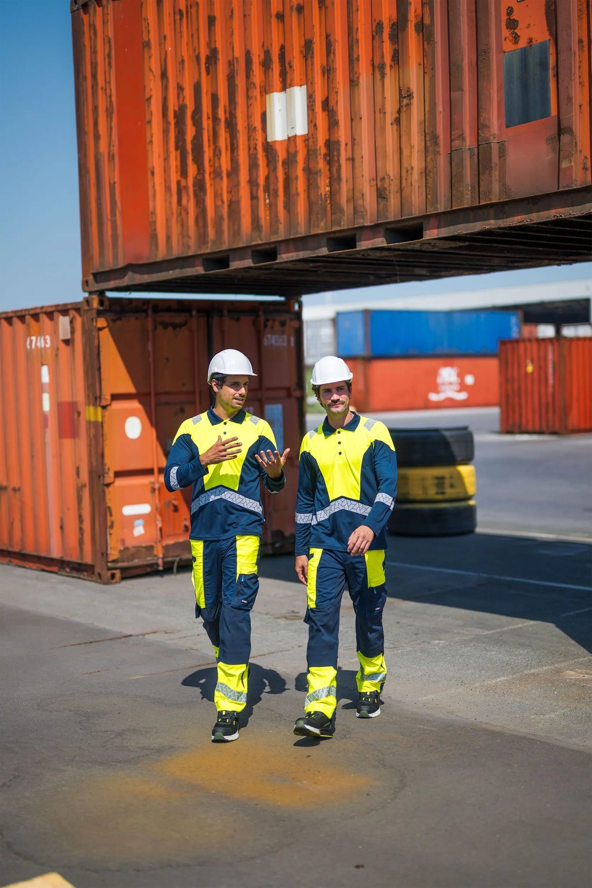 SYNQ Lousee Long AB in Navy blue/High-vis yellow, lifestyle photo