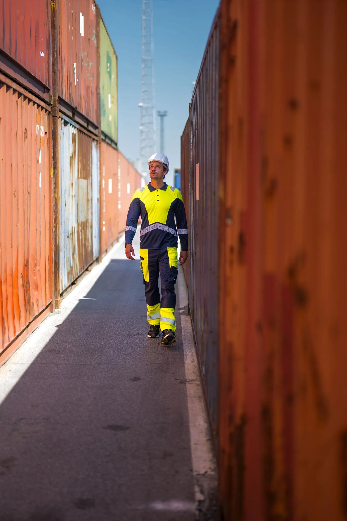 SYNQ Lousee Long AB in Navy blue/High-vis yellow, lifestyle photo