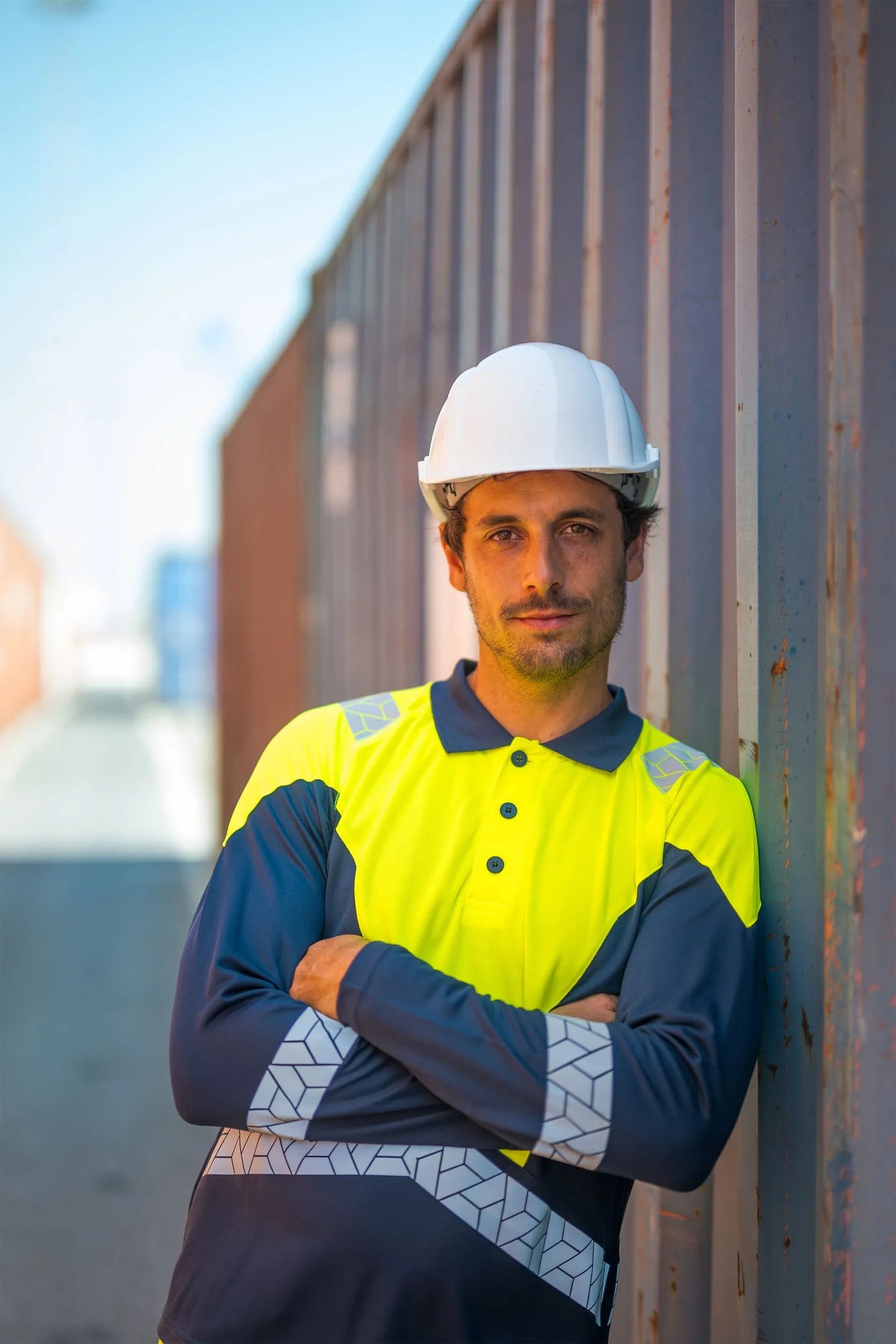 SYNQ Lousee Long AB in Navy blue/High-vis yellow, lifestyle photo