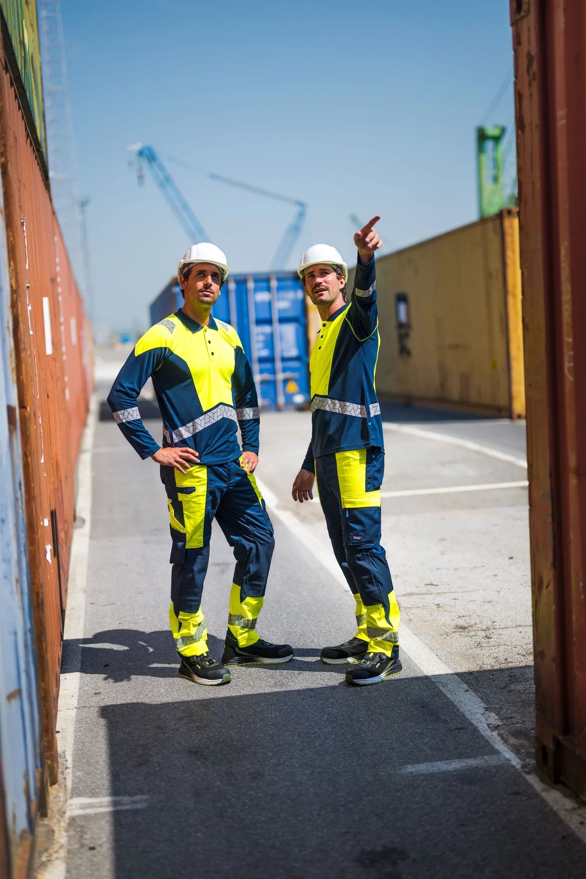 SYNQ Lousee Long AB in Navy blue/High-vis yellow, lifestyle photo