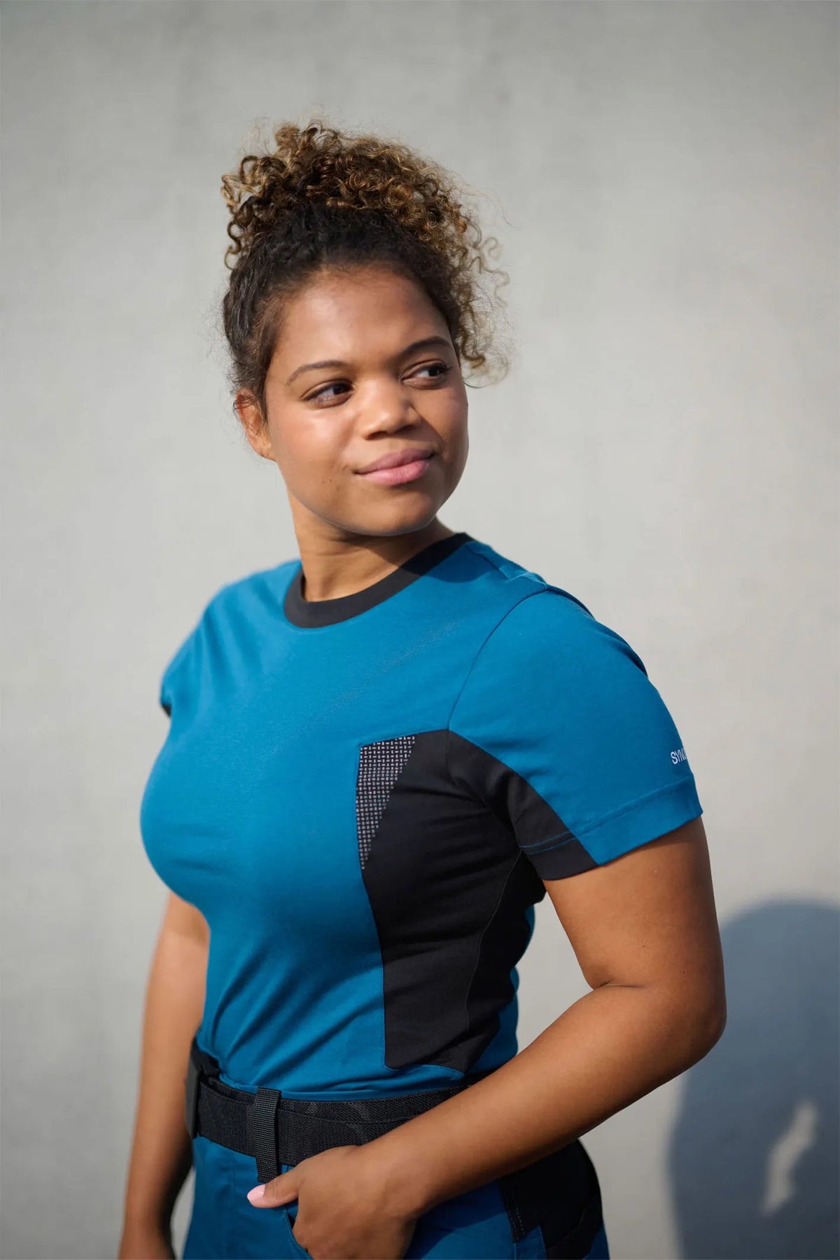 SYNQ Tackler Women in Petrol blue/Black, lifestyle photo