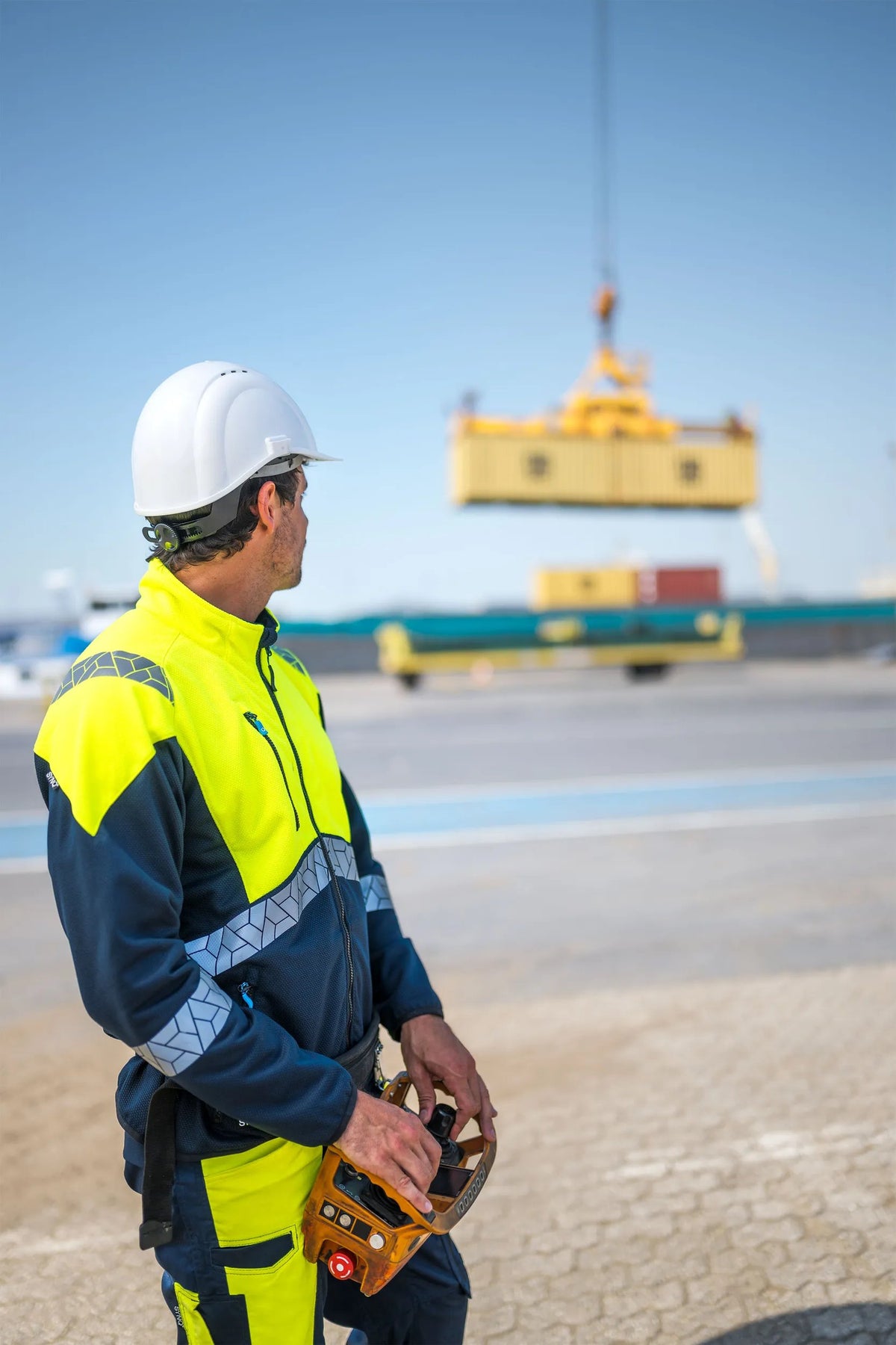 SYNQ Emsee AB in Navy blue/High-vis yellow, lifestyle photo