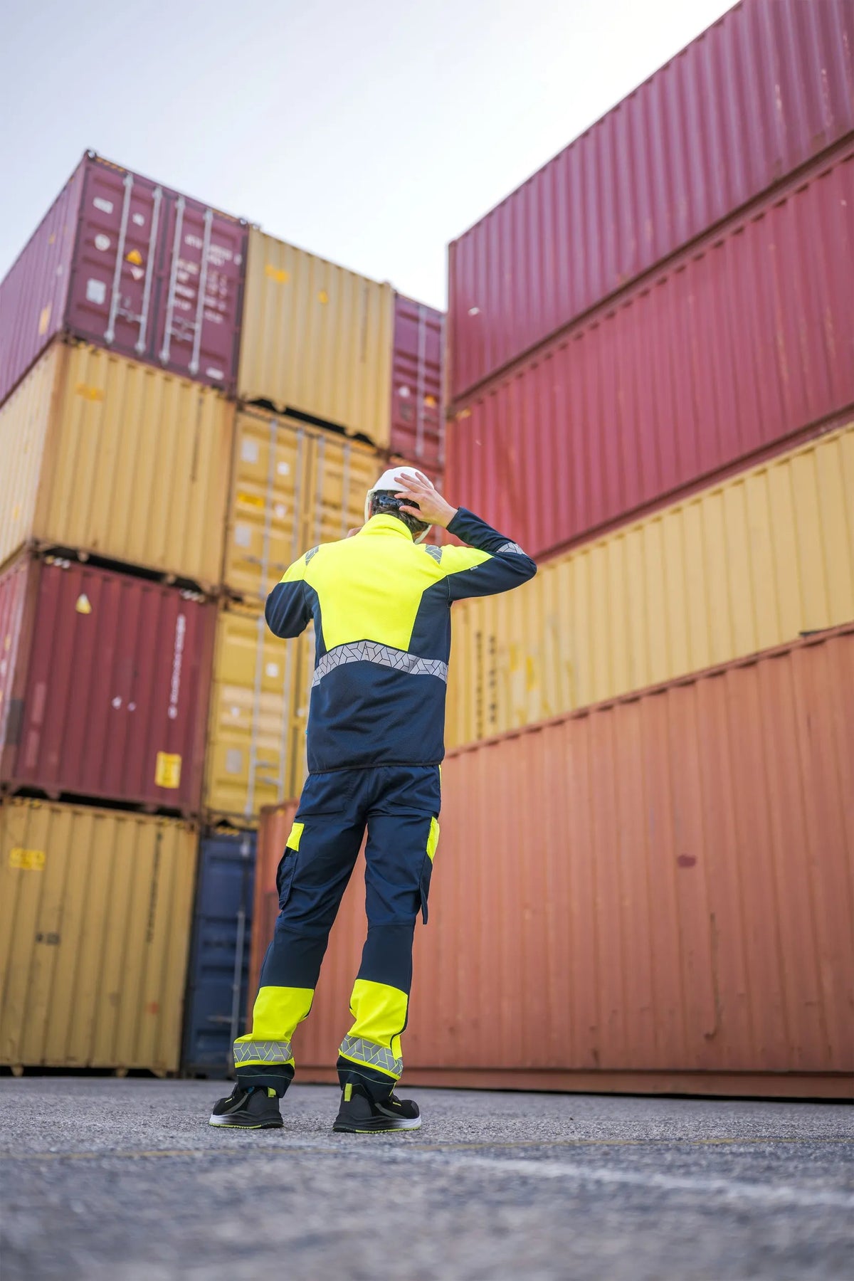 SYNQ Emsee AB in Navy blue/High-vis yellow, lifestyle photo
