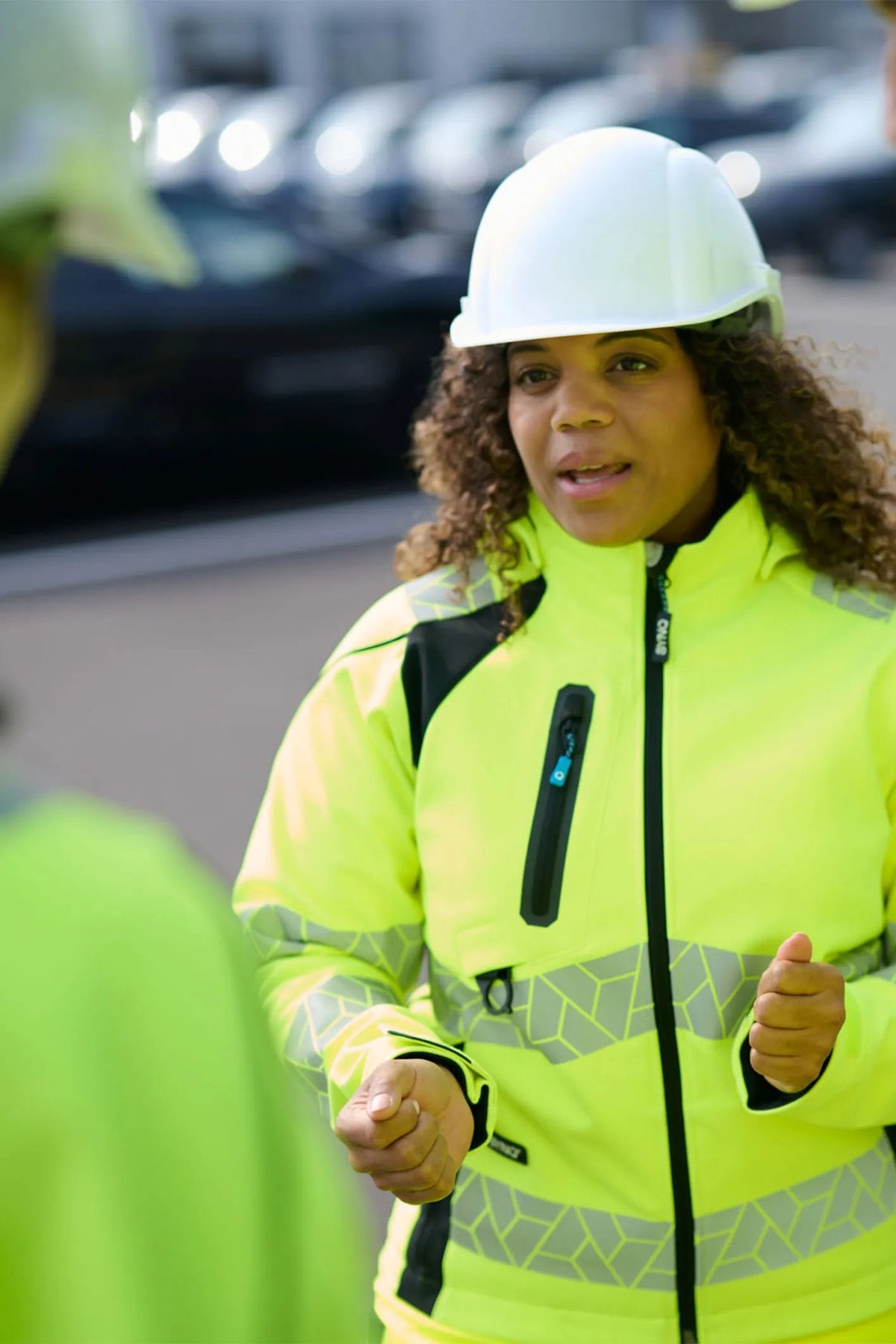 SYNQ Deteqtor Women in High-vis yellow/Black, lifestyle photo