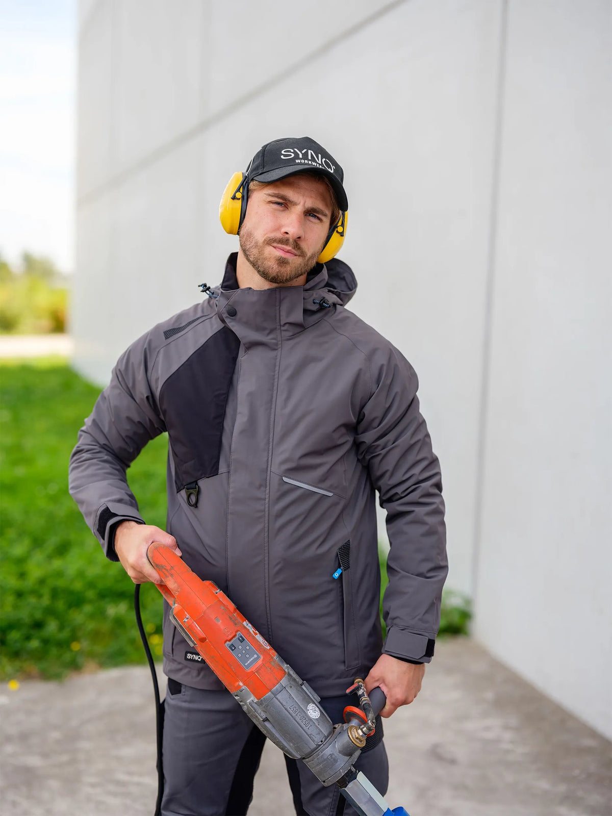 SYNQ Qold in Anthracite grey/Black, lifestyle photo