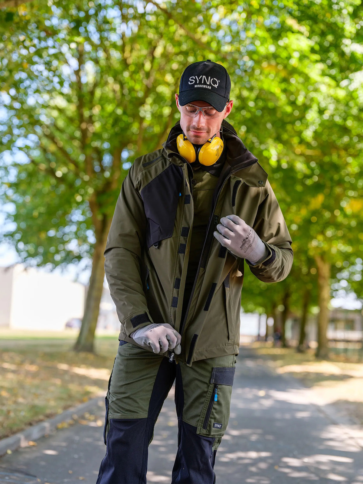SYNQ Qold in Khaki green/Black, lifestyle photo