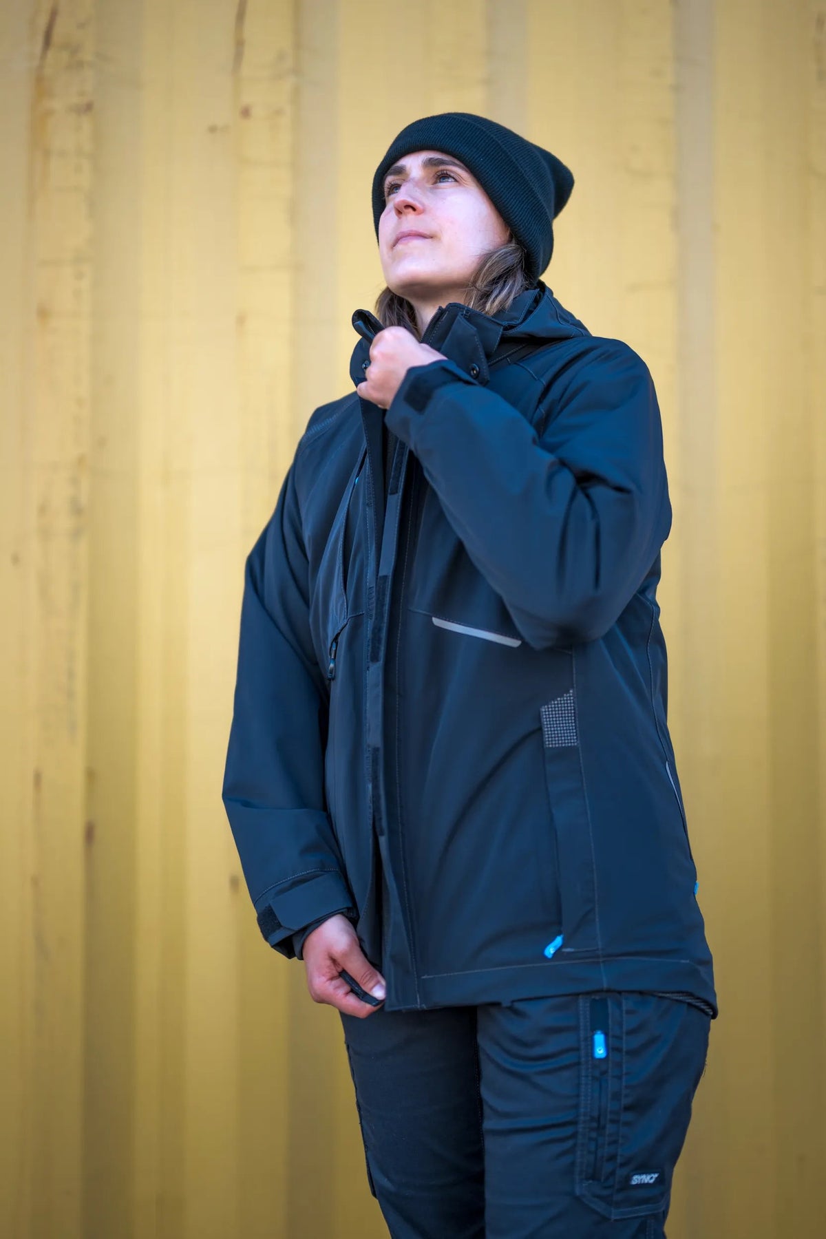 SYNQ Qold Women in Black, lifestyle photo