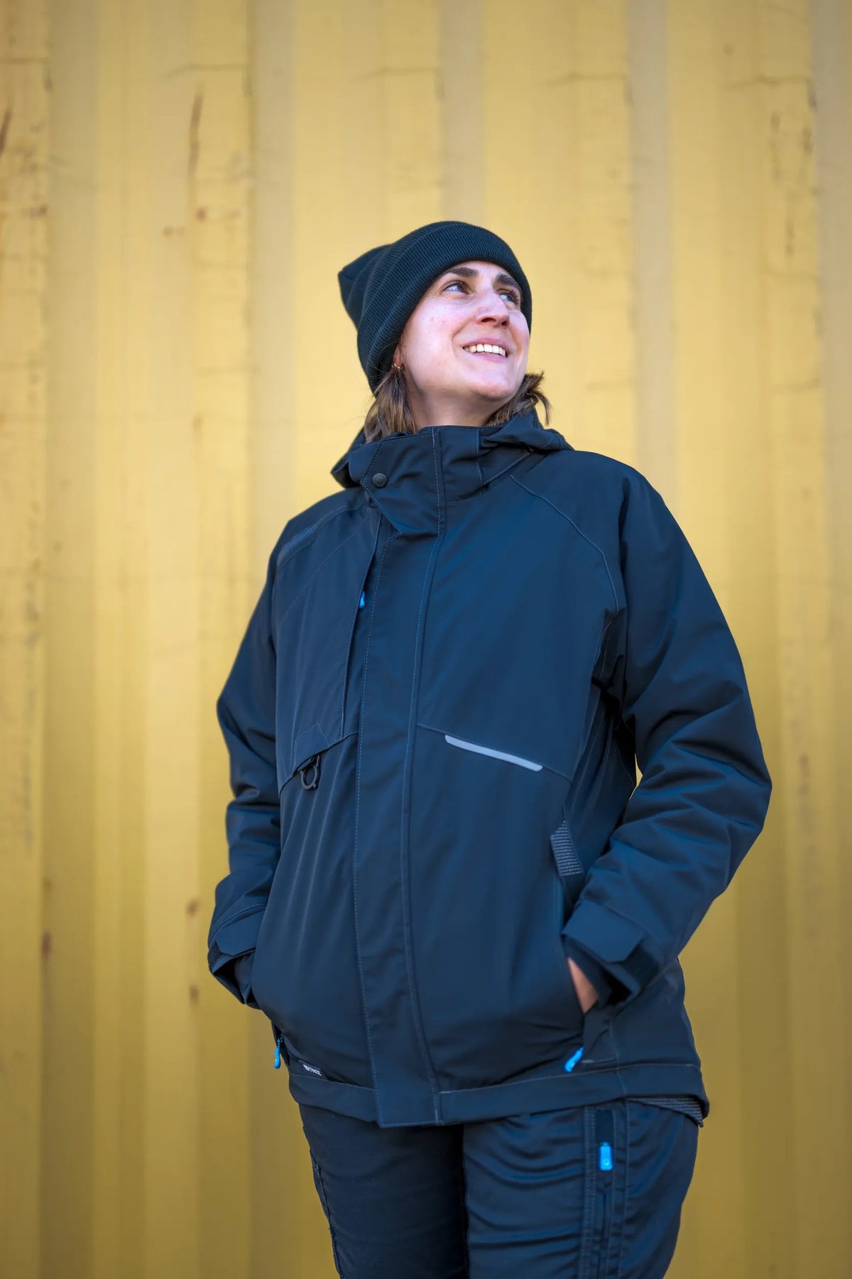 SYNQ Qold Women in Black, lifestyle photo