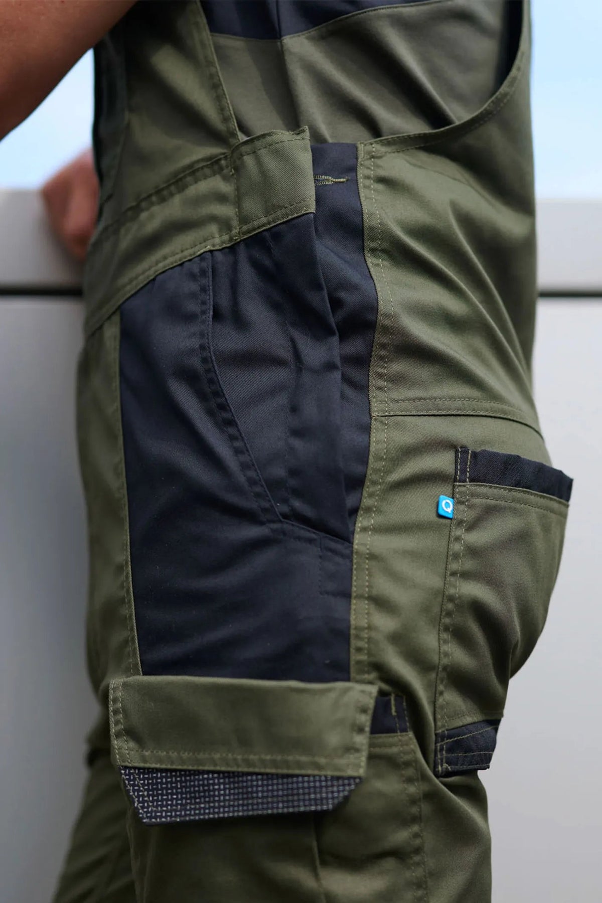 SYNQ Bullseye in Khaki green/Black, lifestyle photo