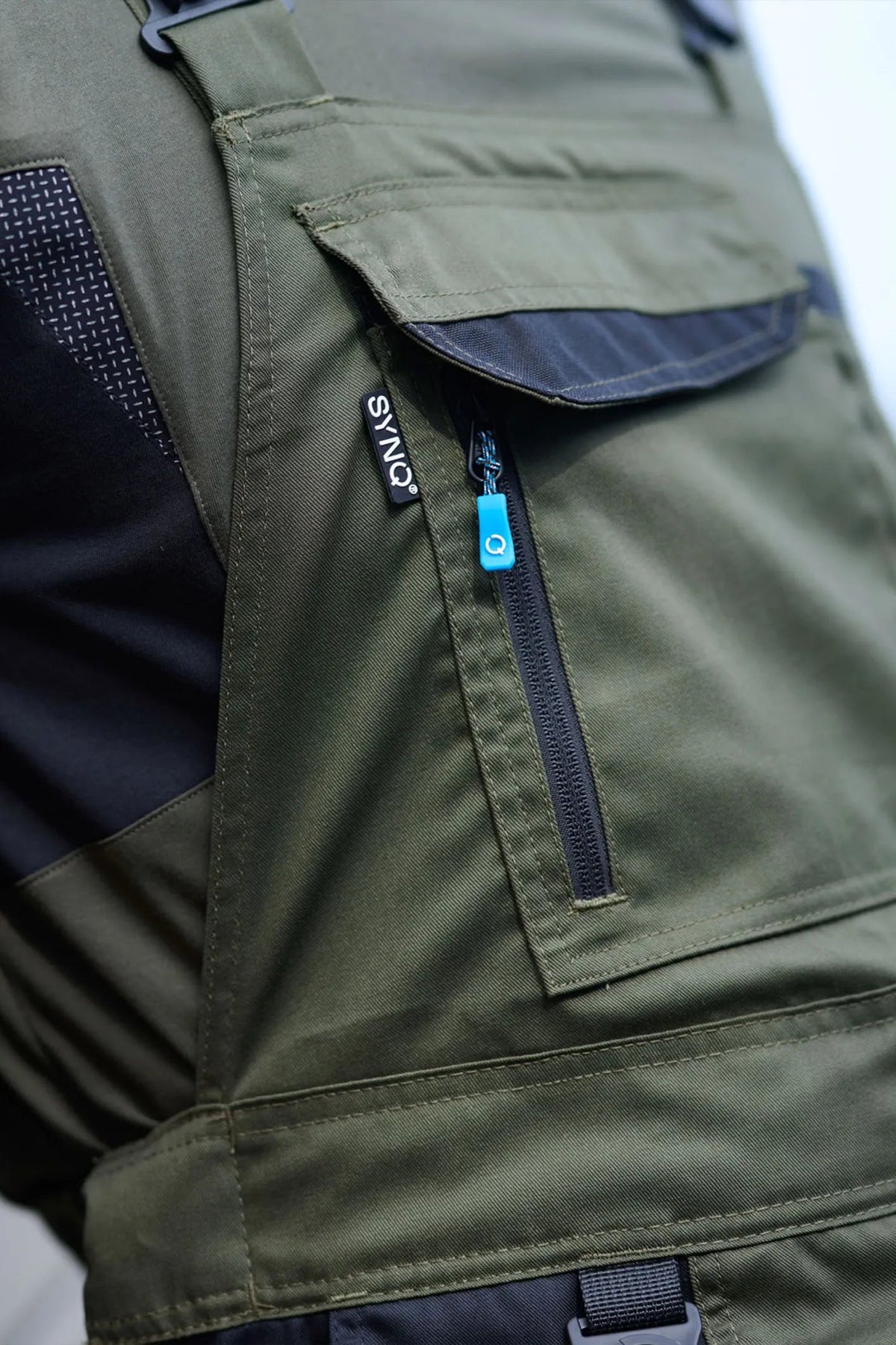 SYNQ Bullseye in Khaki green/Black, lifestyle photo