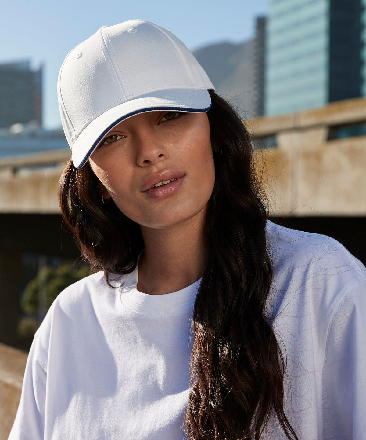 Beechfield Team sports-tech cap, lifestyle photo