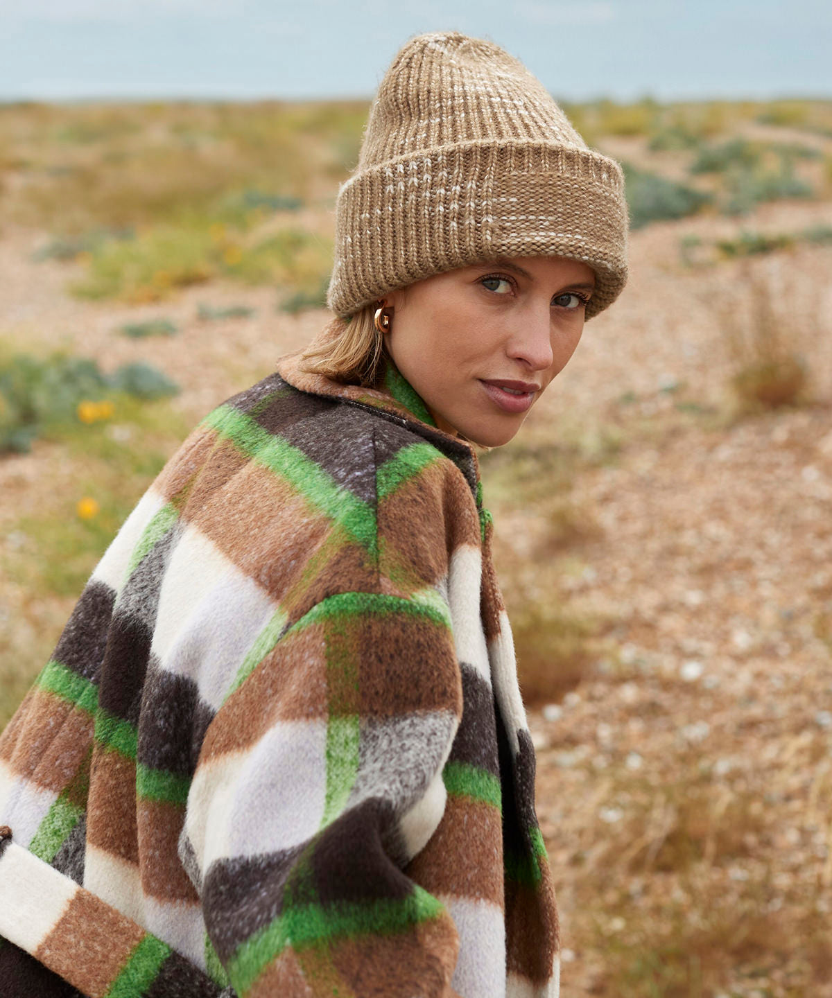 Beechfield Chunky knit reverse patch beanie, lifestyle photo