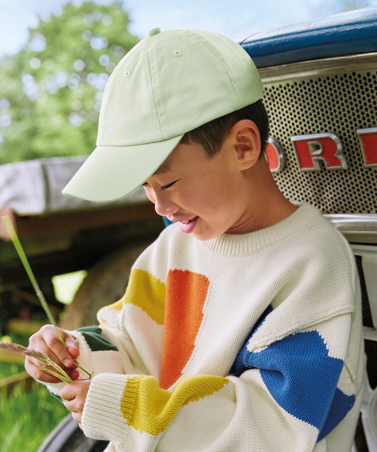 Beechfield Junior low-profile 6-panel dad cap, lifestyle photo