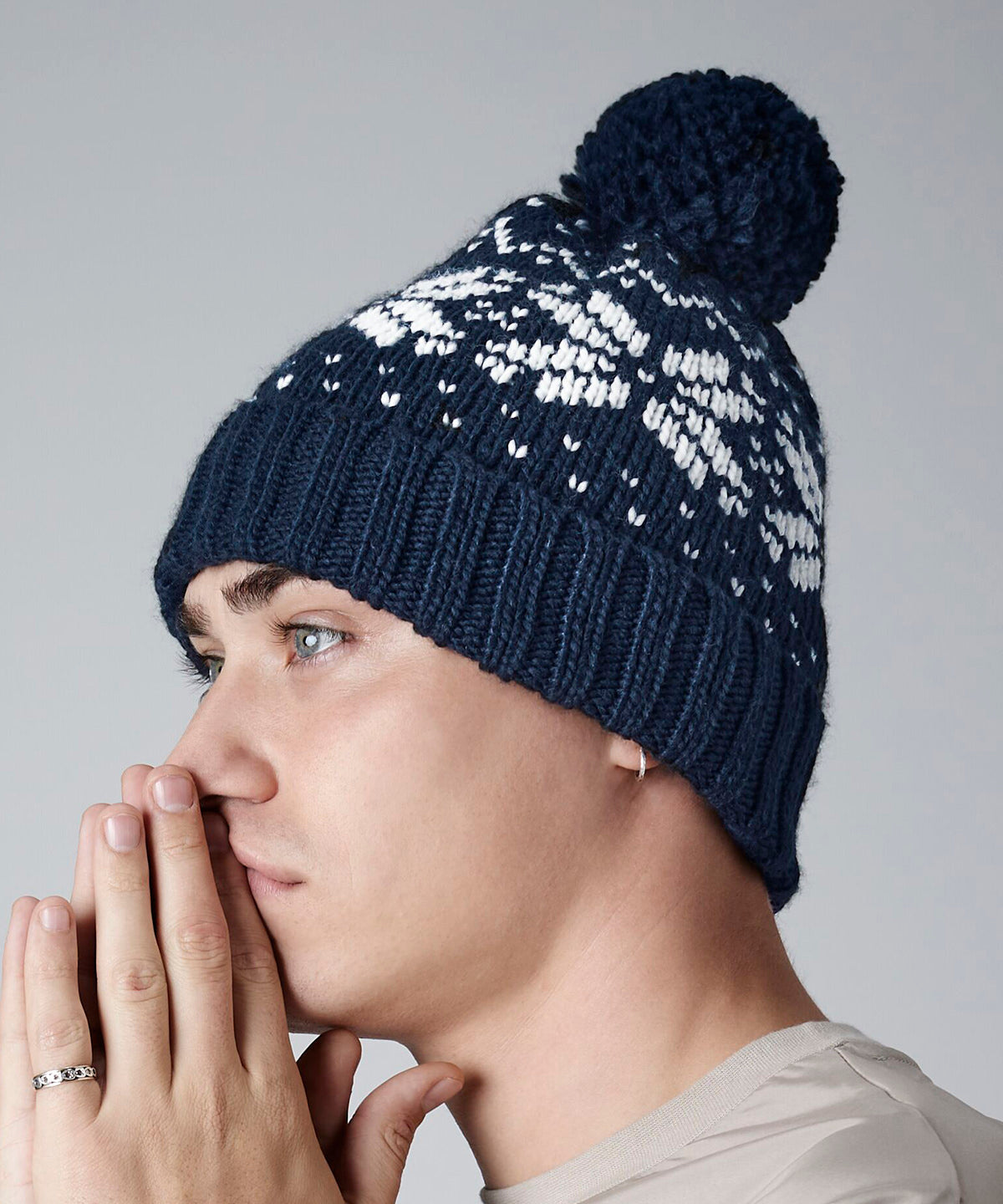Beechfield Fair Isle snowstar beanie, lifestyle photo