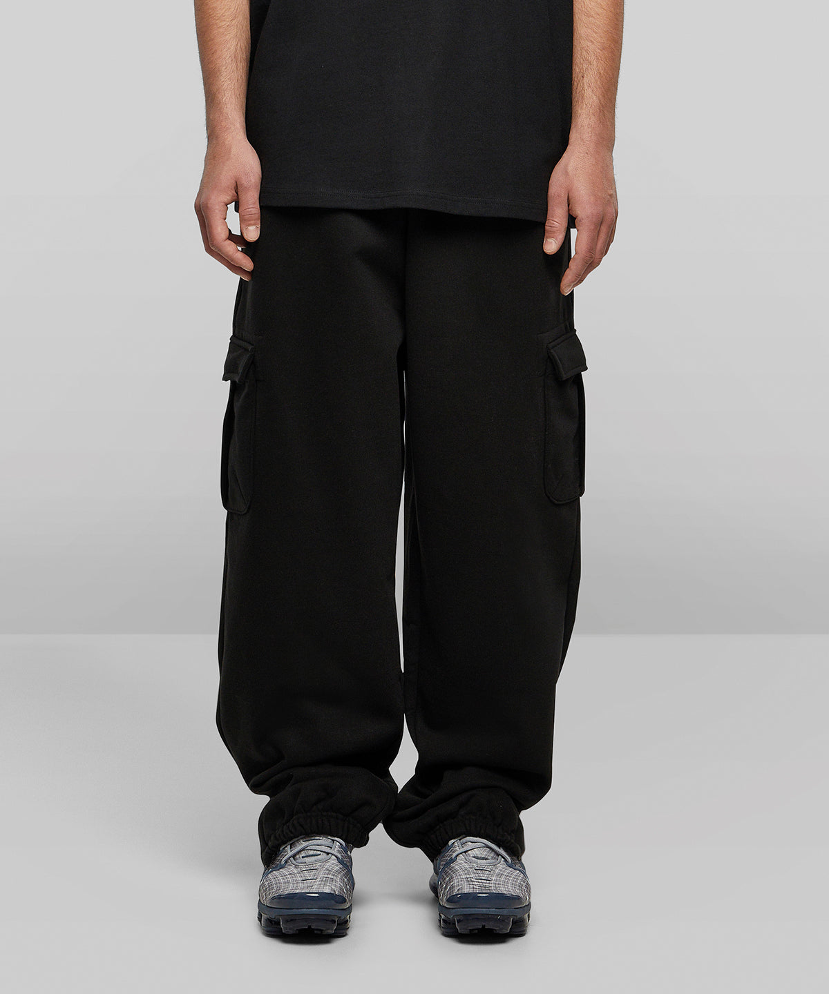 Build Your Brand 90s cargo sweatpants, lifestyle photo