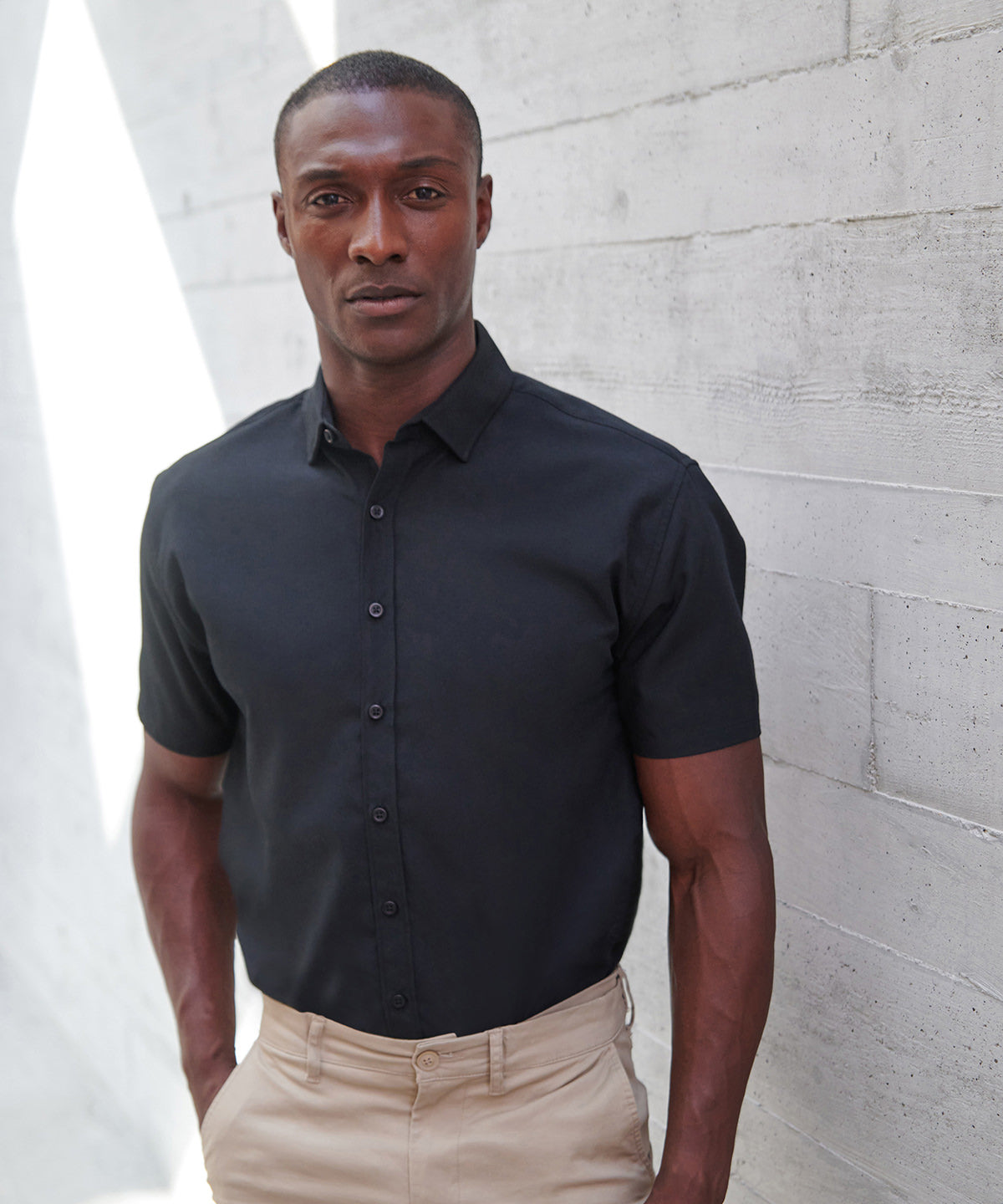 Henbury Short sleeve ‘cotton-feel’ Coolplus shirt, lifestyle photo