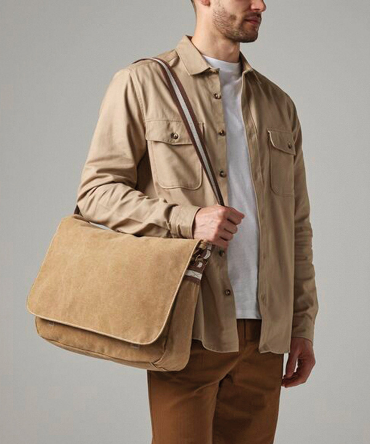 Quadra Vintage canvas despatch bag, lifestyle photo