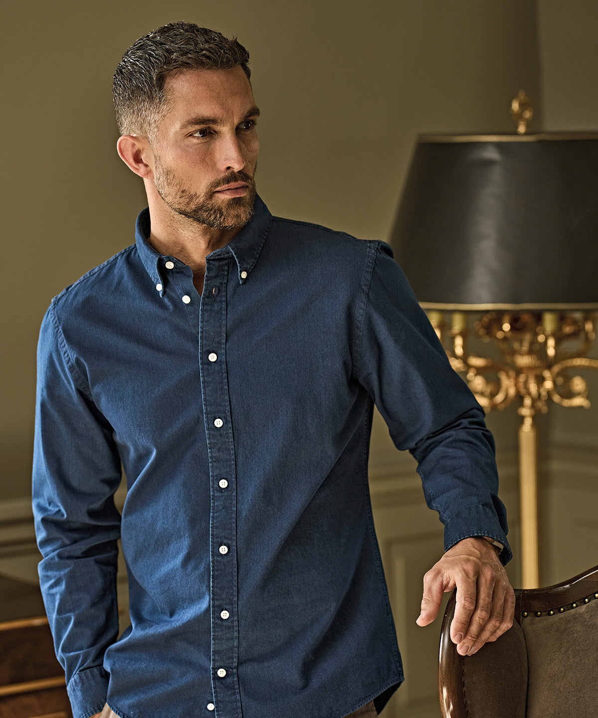 Tee Jays Casual twill shirt in Indigo, lifestyle photo