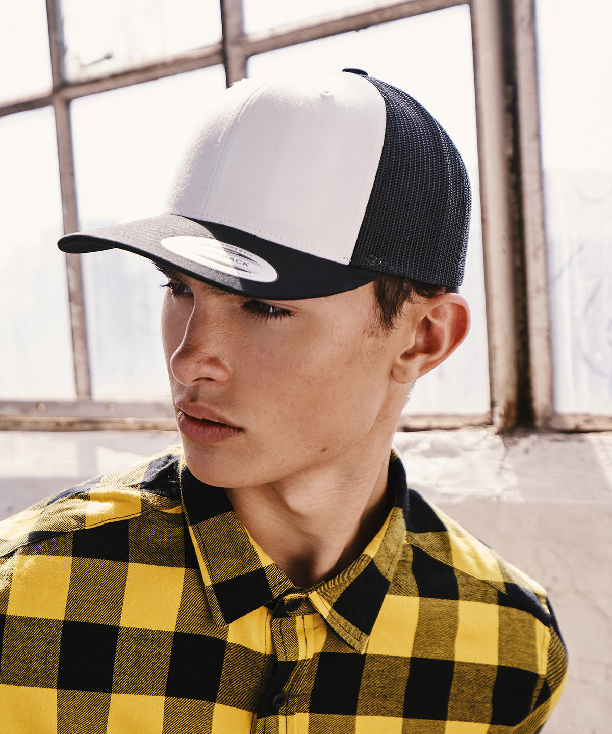 Flexfit by Yupoong Retro trucker coloured front, lifestyle photo